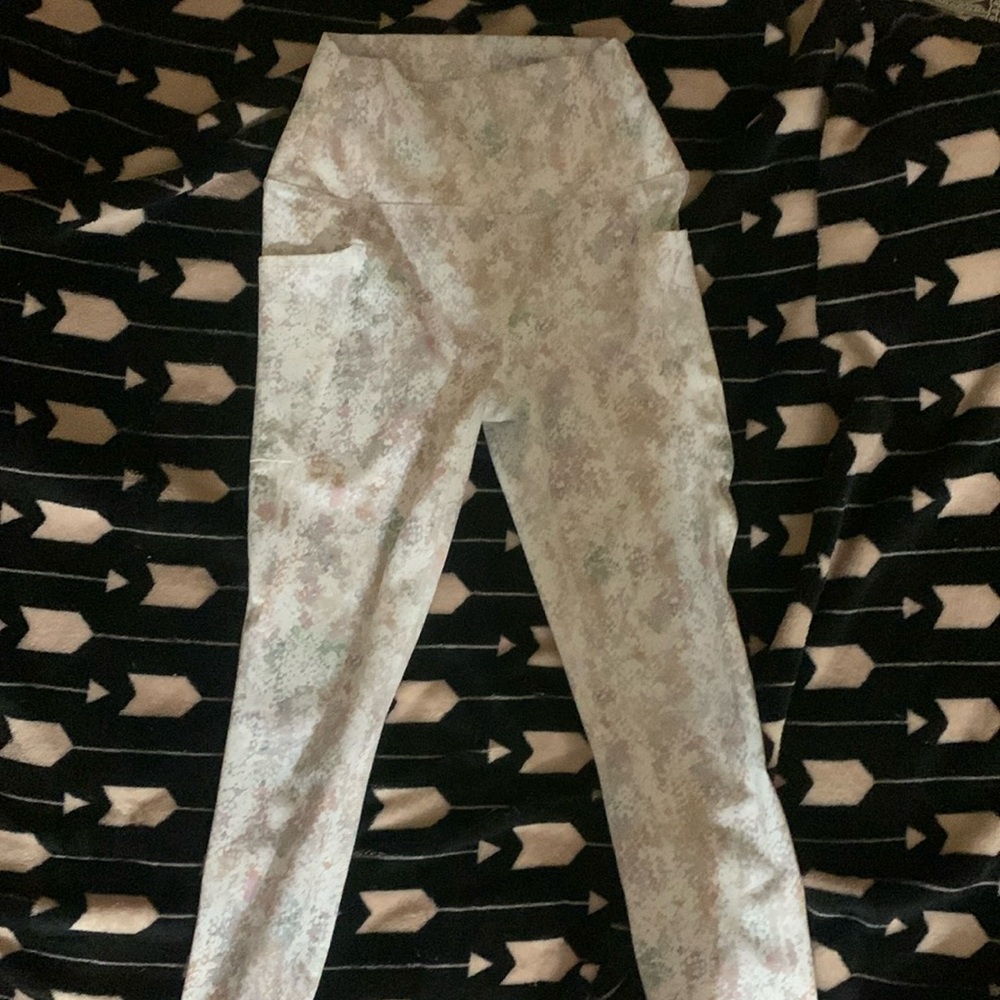 Selling leggings with pockets